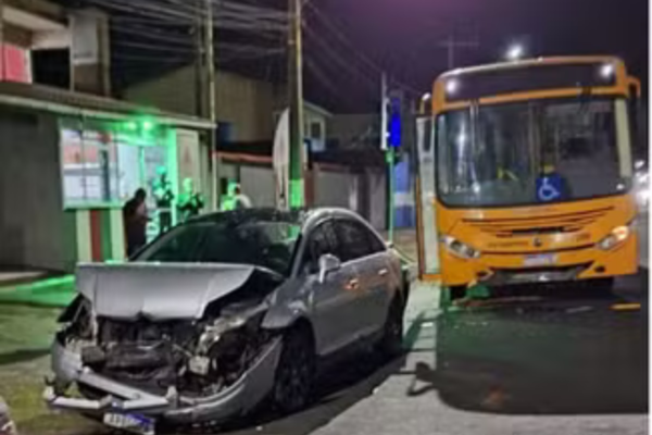 Motorista de ônibus perde controle da direção, bate e arrasta carros estacionados no litoral de SP; VÍDEO
