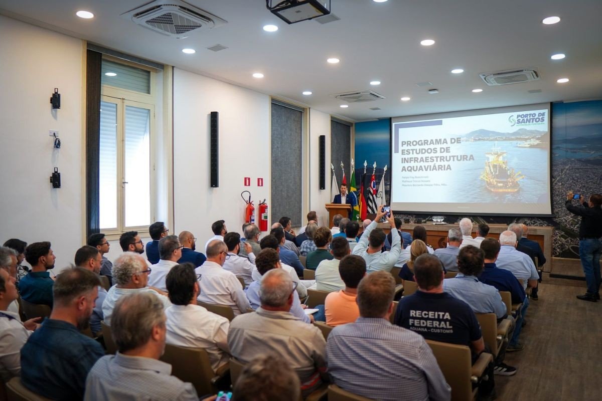 Autoridade Portuária de Santos recebe delegações para estudos sobre navegação em lama fluida; entenda