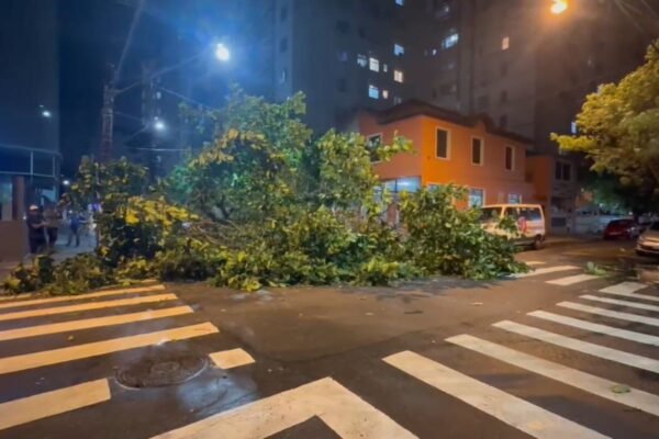 Temporal provoca alagamentos e transtornos na Baixada Santista, SP