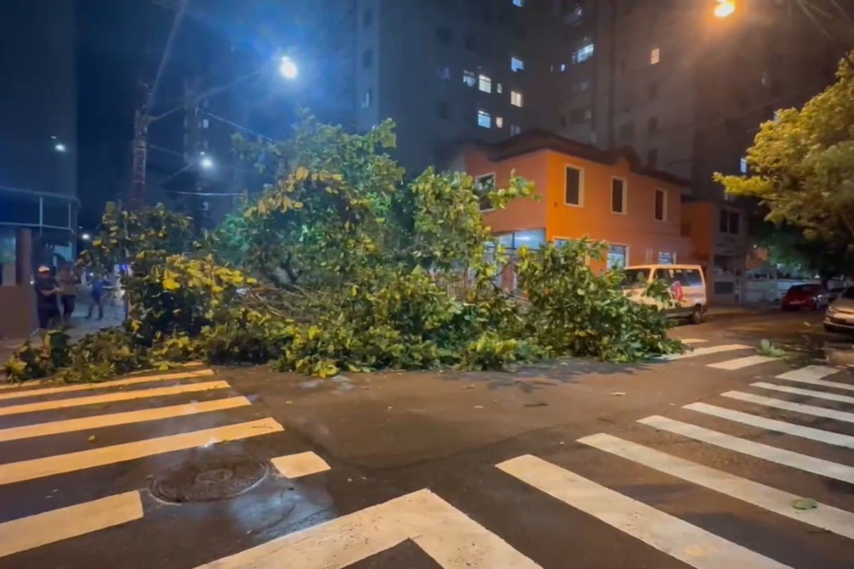 Temporal provoca alagamentos e transtornos na Baixada Santista, SP