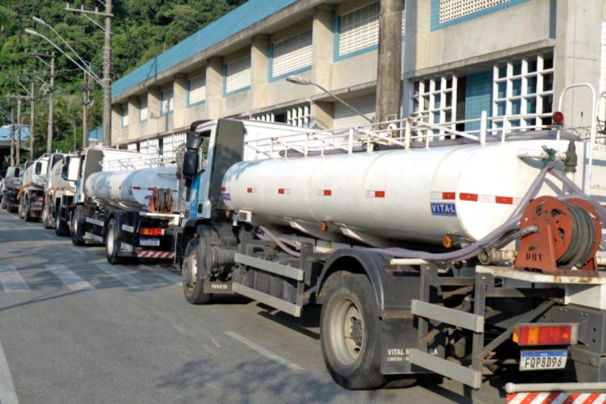 Sabesp reforça abastecimento de água e envia 16 caminhões-pipa a Guarujá, SP