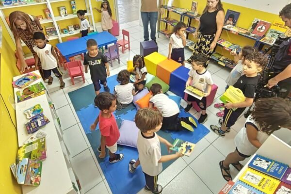 Escolas de São Vicente e Cubatão, SP, ganham espaços culturais com bibliotecas