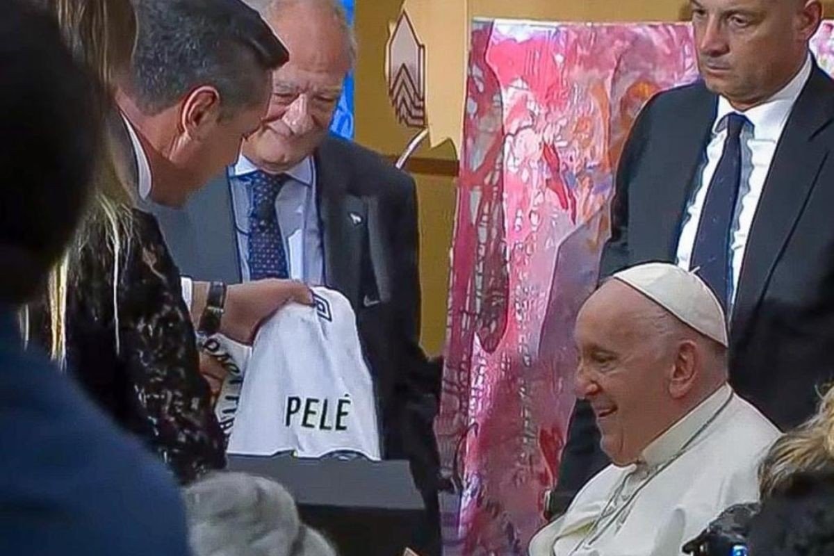 Papa Francisco era fã de Pelé e recebeu camisa do Santos como presente; VEJA