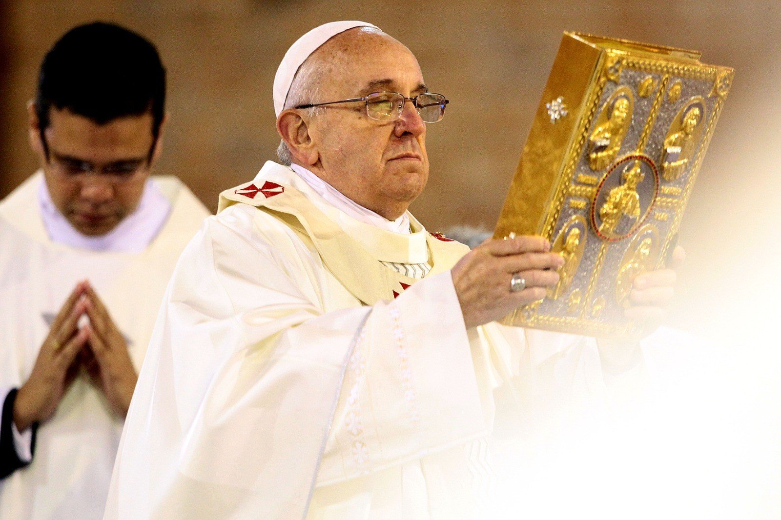 É #FAKE vídeo que mostra papa Francisco tocando ‘Ave Maria’ no violão