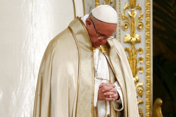 Funeral do papa Francisco deve ocorrer entre sexta e domingo; cardeais discutem detalhes da cerimônia nesta terça