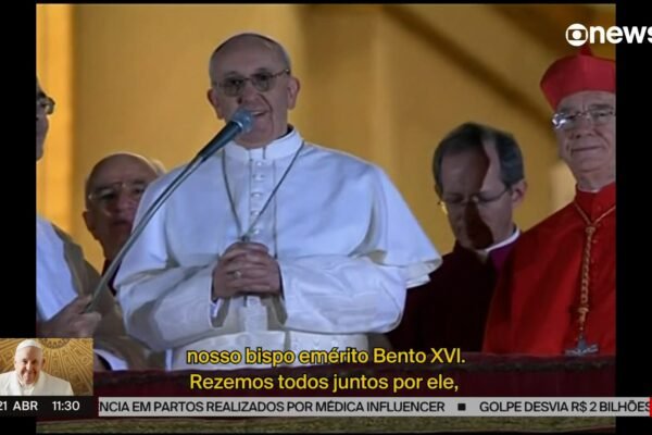 Francisco pediu a benção do povo em seu primeiro discurso, em março de 2013; relembre