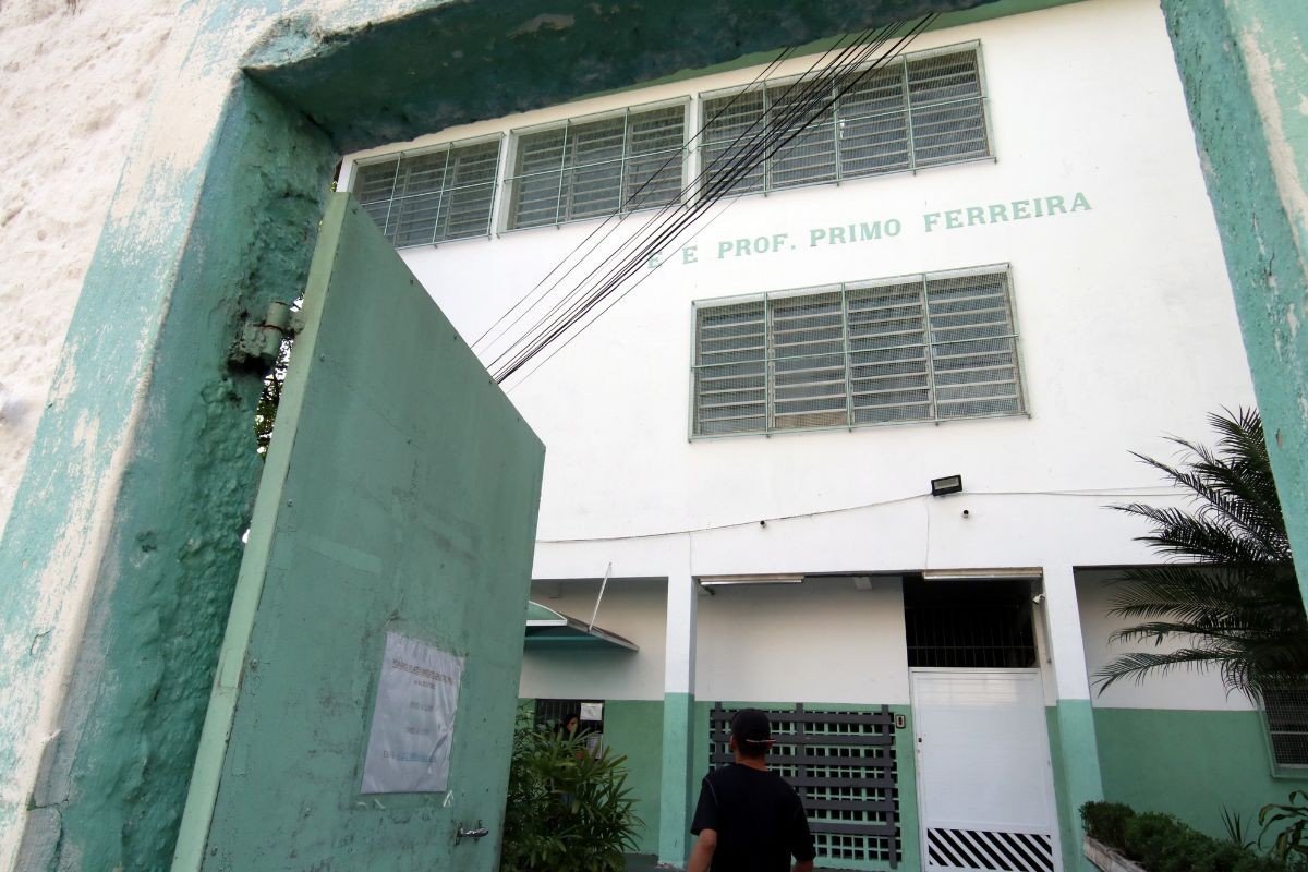 Mãe denuncia professor por xingar e empurrar aluno após uso de celular em sala no litoral de SP