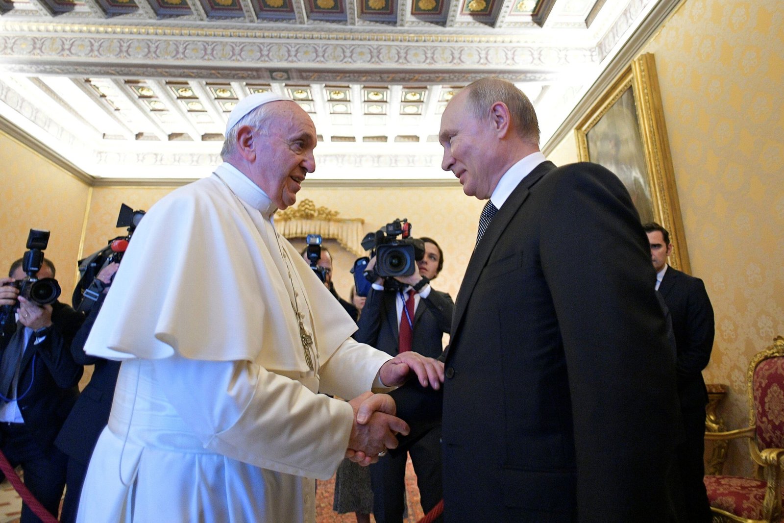 Vladimir Putin elogia Papa Francisco e envia condolências; relembre último encontro