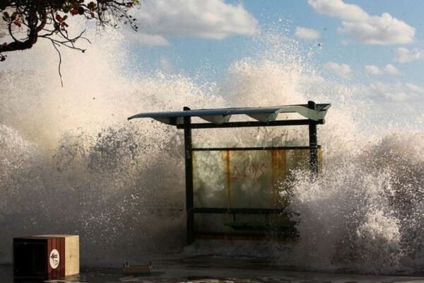 Marinha alerta para ressaca e ondas de até 3 metros no litoral de SP; entenda