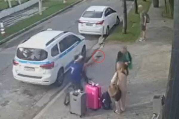 Vídeo: criminoso aponta arma para norte-americanos na porta de hotel no litoral de SP durante assalto