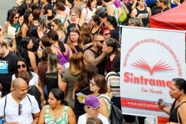 Profissionais da educação de São Vicente, SP, entram em greve