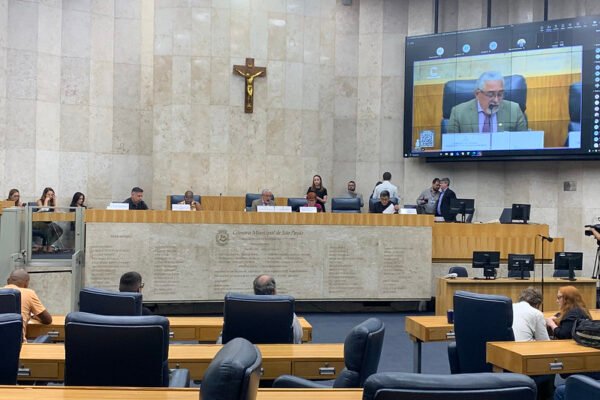 Comissão de Trânsito aprova requerimentos sobre segurança viária e contratos de ônibus