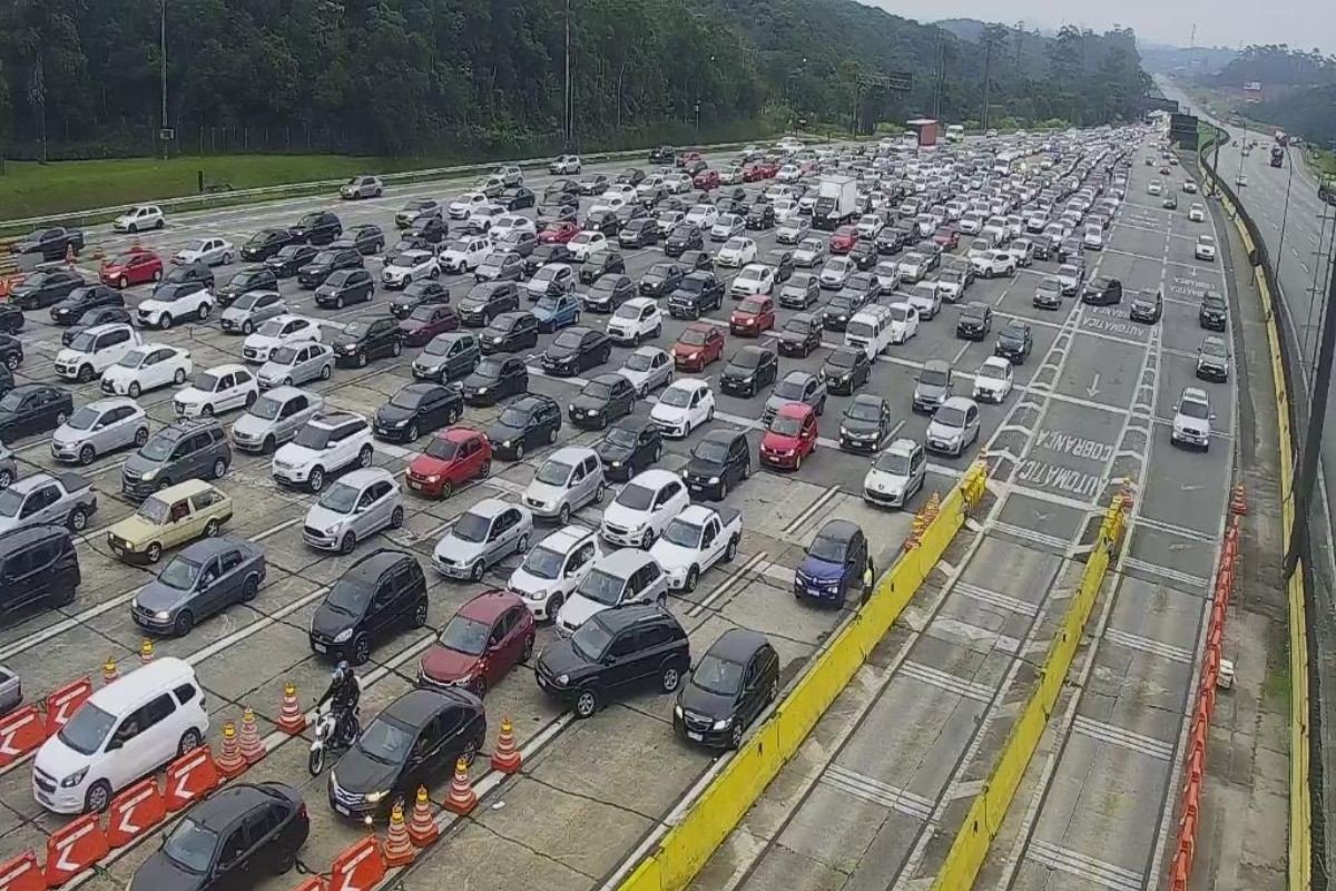 Feriadão causa congestionamento em rodovias em direção ao litoral de SP