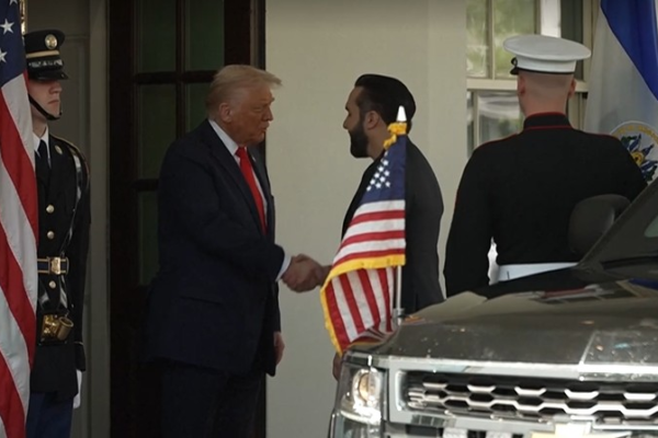 Trump recebe Bukele na Casa Branca em meio a protesto e não poupa elogios: ‘Baita presidente’