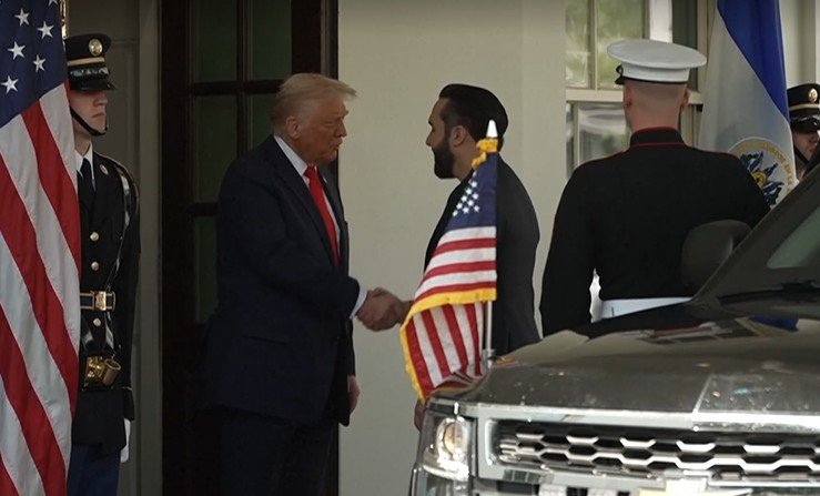 Trump recebe Bukele na Casa Branca em meio a protesto e não poupa elogios: ‘Baita presidente’