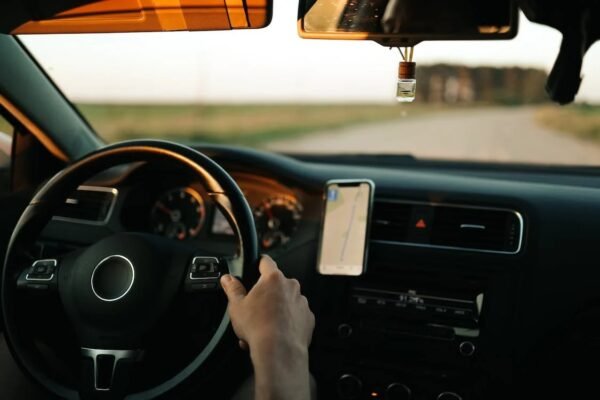 Motorista de app joga carro contra viatura para avisar policiais sobre assalto em SP