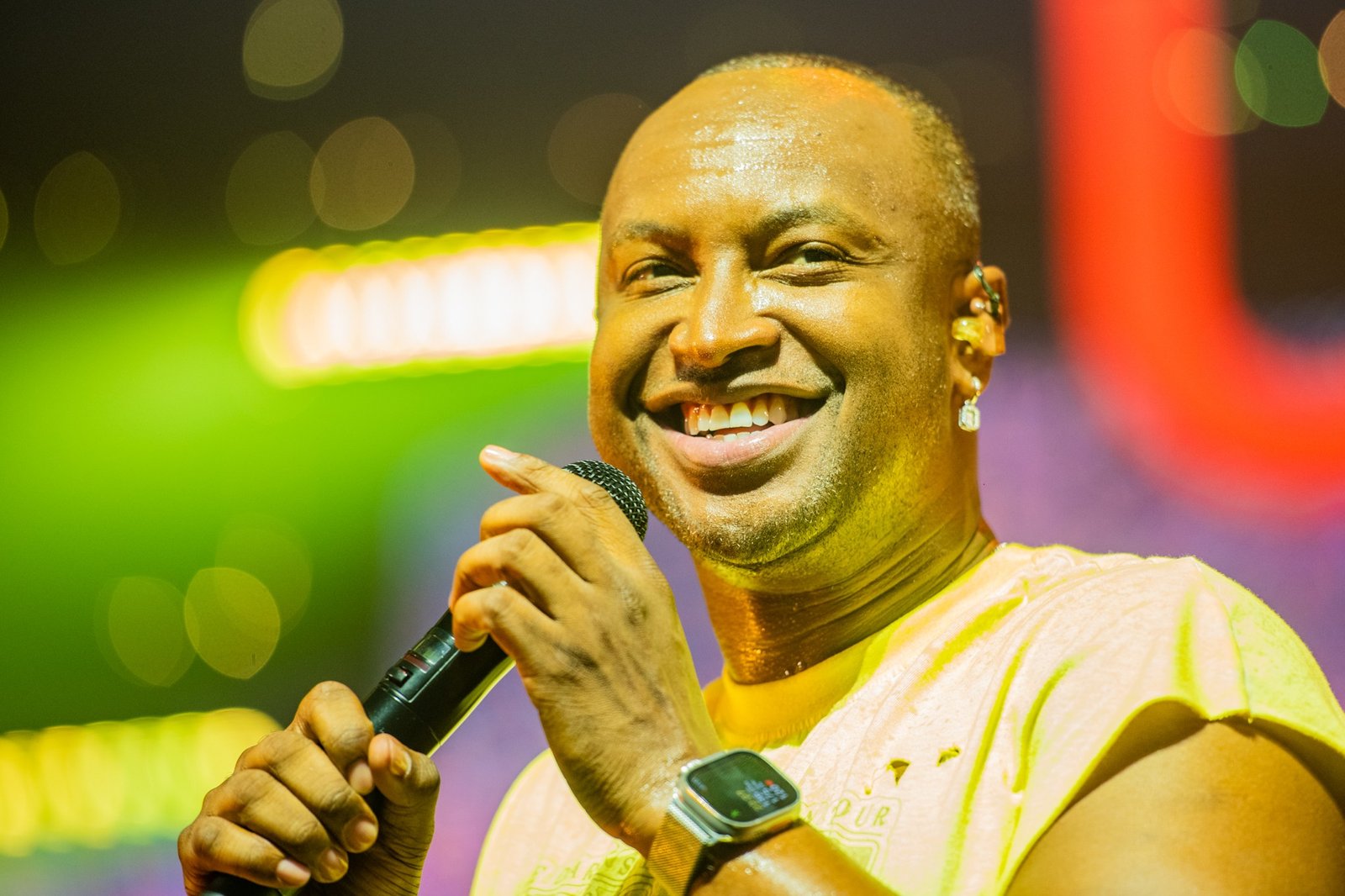 Thiaguinho se apresenta em Santos, SP, meses após show ser adiado por mau tempo; veja interdições nas vias