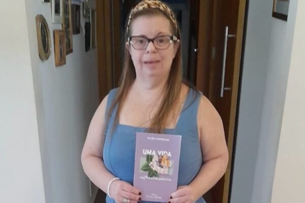 Dia do Livro: santista com Síndrome de Down lança autobiografia para inspirar pessoas com deficiência