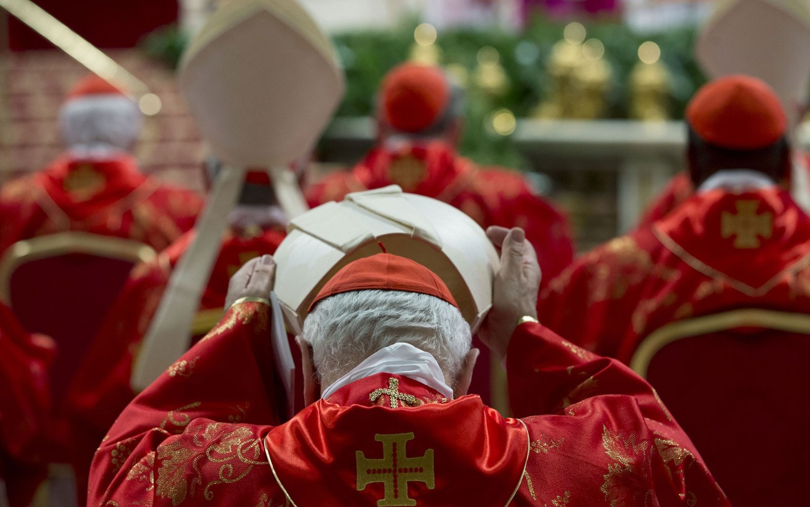 Bloco conservador perde força no Conclave após dois cardeais anunciarem ausência
