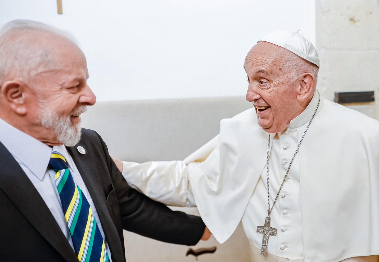 Motta, Alcolumbre e Barroso devem viajar com Lula e Janja para funeral do papa Francisco, diz Planalto