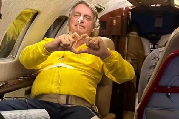 Cirurgia de Bolsonaro é ‘bem extensa’, diz médico que o acompanha