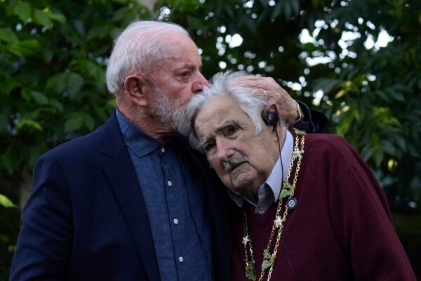 Lula embarca para Montevidéu para acompanhar velório de Pepe Mujica