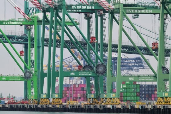 Silêncio nas docas: maior porto dos EUA sente efeito da guerra comercial de Trump