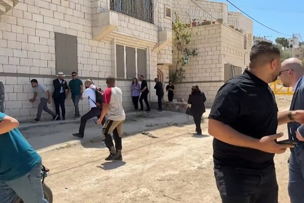 Diplomatas em visita à Cisjordânia são surpreendidos por disparos de militares israelenses; VÍDEO