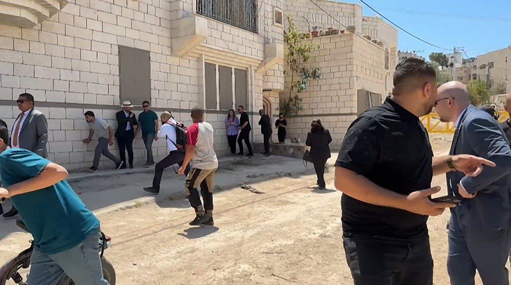 Diplomatas em visita à Cisjordânia são surpreendidos por disparos de militares israelenses; VÍDEO