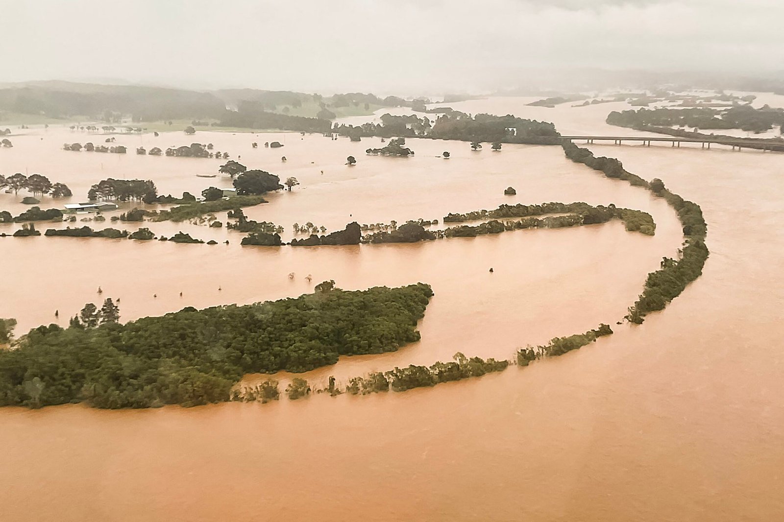 Enchentes deixam 1 morto e 50 mil pessoas ilhadas na Austrália