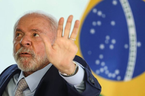 Em conversa com aliados, Lula confirma candidatura à reeleição em 2026