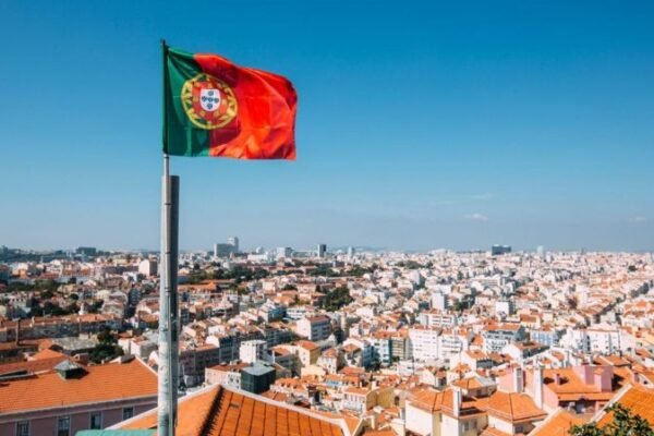Portugal faz novas eleições neste domingo para definir Parlamento e primeiro-ministro; centro-direita é a favorita para governar