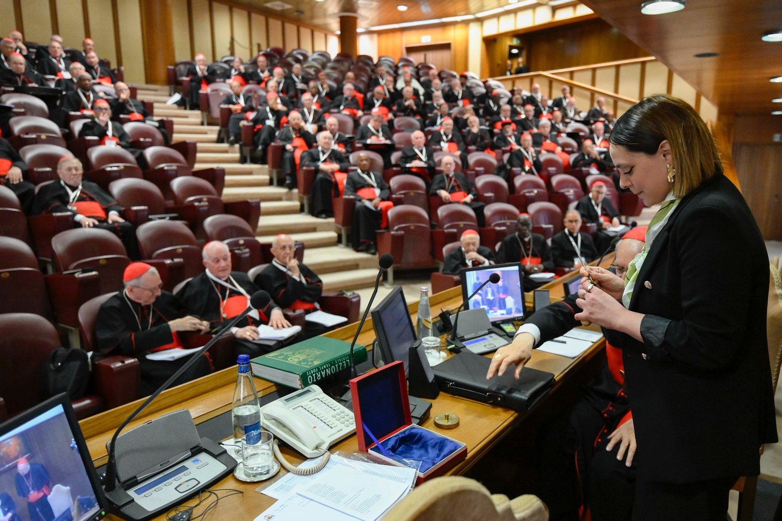 Vaticano divulga imagens da anulação do ‘Anel do Pescador’ e do selo de chumbo, que marcam fim oficial do papado de Francisco