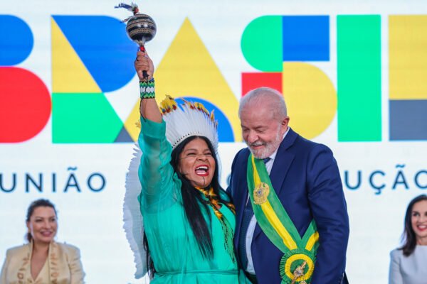 Sonia Guajajara recebe título de doutora honoris causa da UERJ