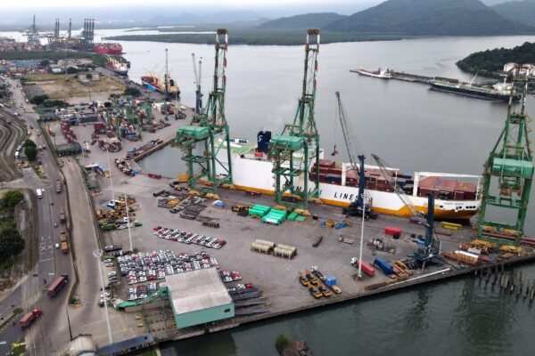 MP pede suspensão do leilão do maior terminal de contêineres do Brasil