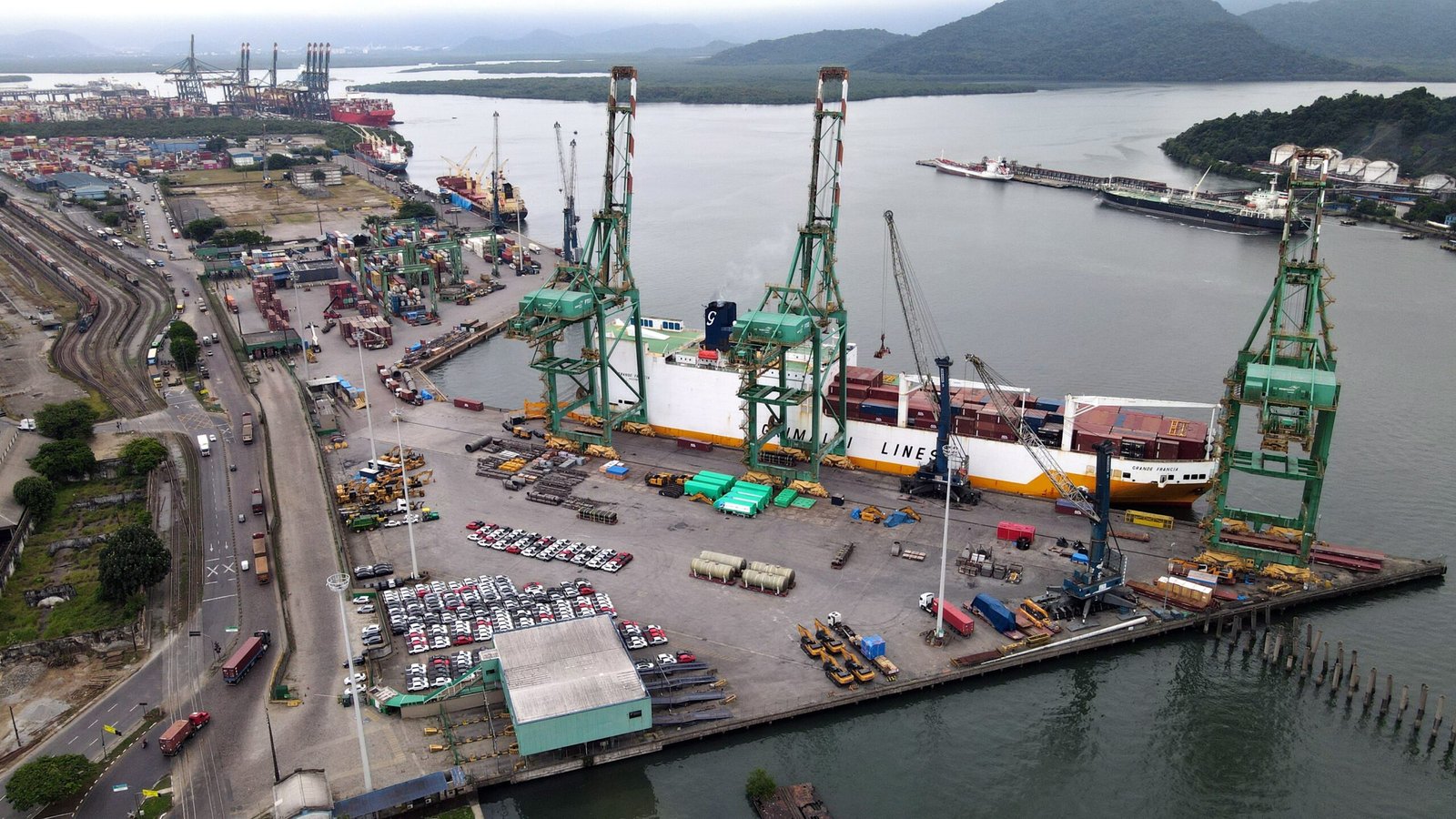 MP pede suspensão do leilão do maior terminal de contêineres do Brasil