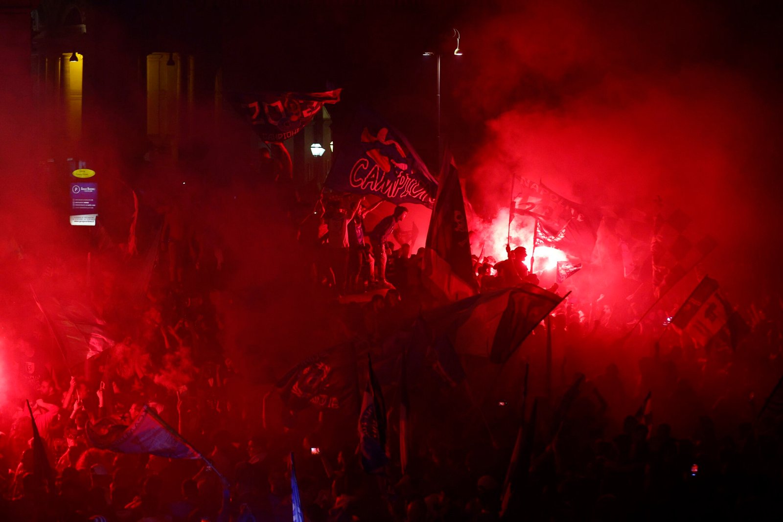 É #FAKE que vídeo de Nápoles tomada por fogos tenha a ver com título do Campeonato Italiano pelo Napoli; imagem é do Réveillon