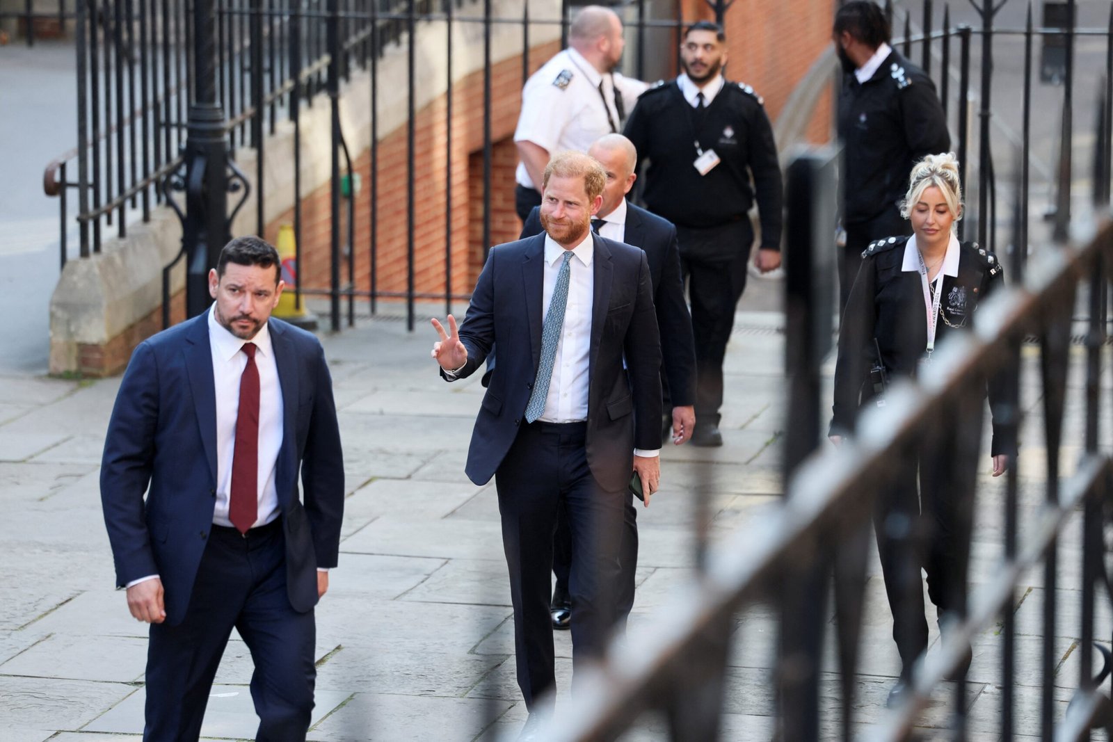 Príncipe Harry diz à BBC que quer ‘reconciliação’ com a família real