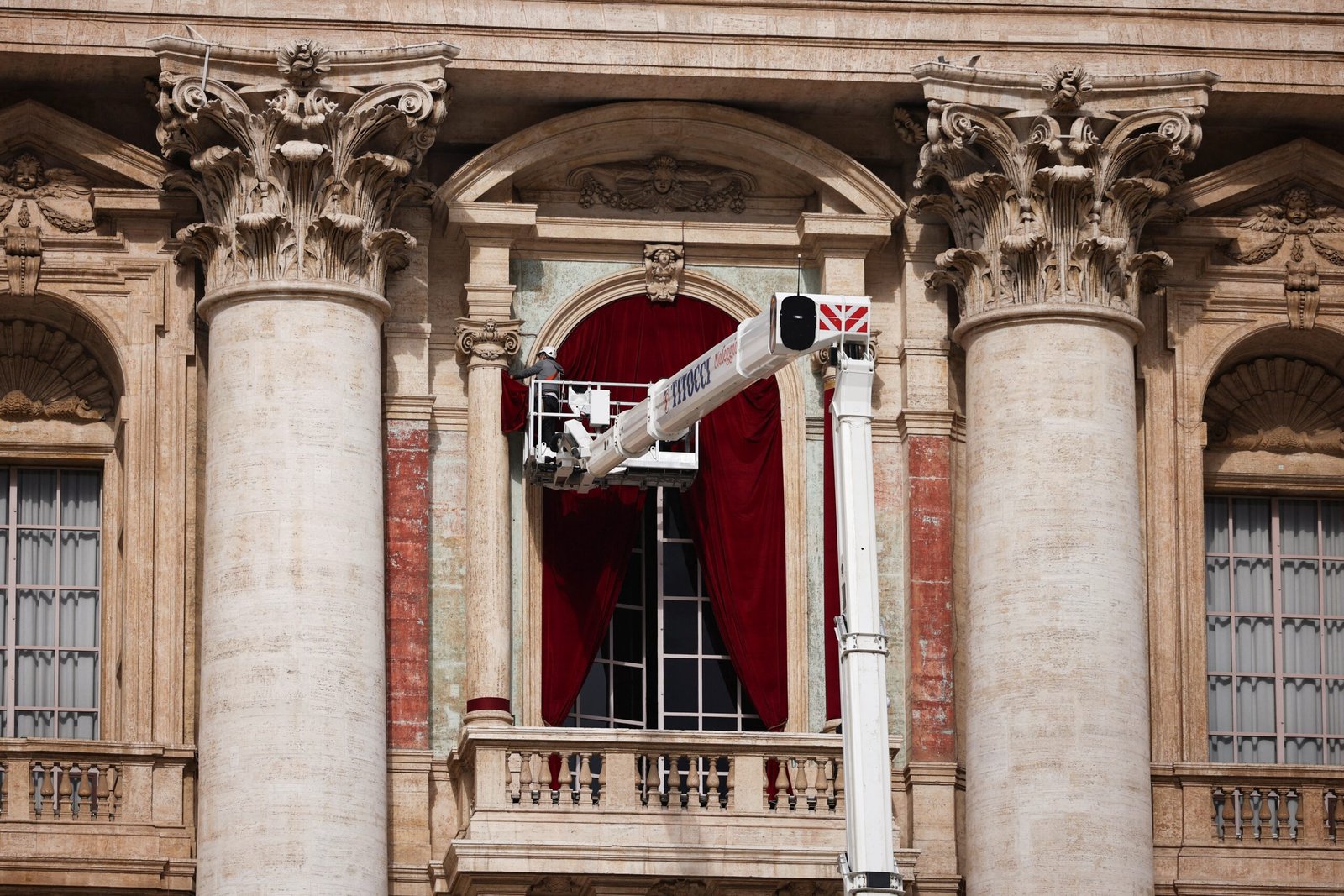 Pré-conclave: Vaticano instala cortinas em varanda da Basílica de São Pedro