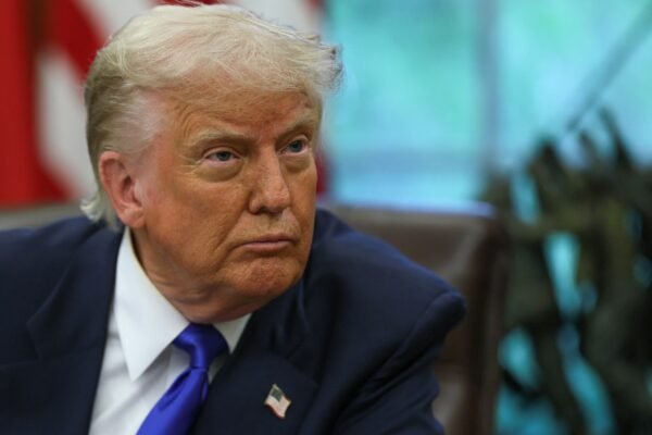 Trump quer levar primeiros ‘refugiados’ brancos da África do Sul para os EUA na próxima semana, diz jornal