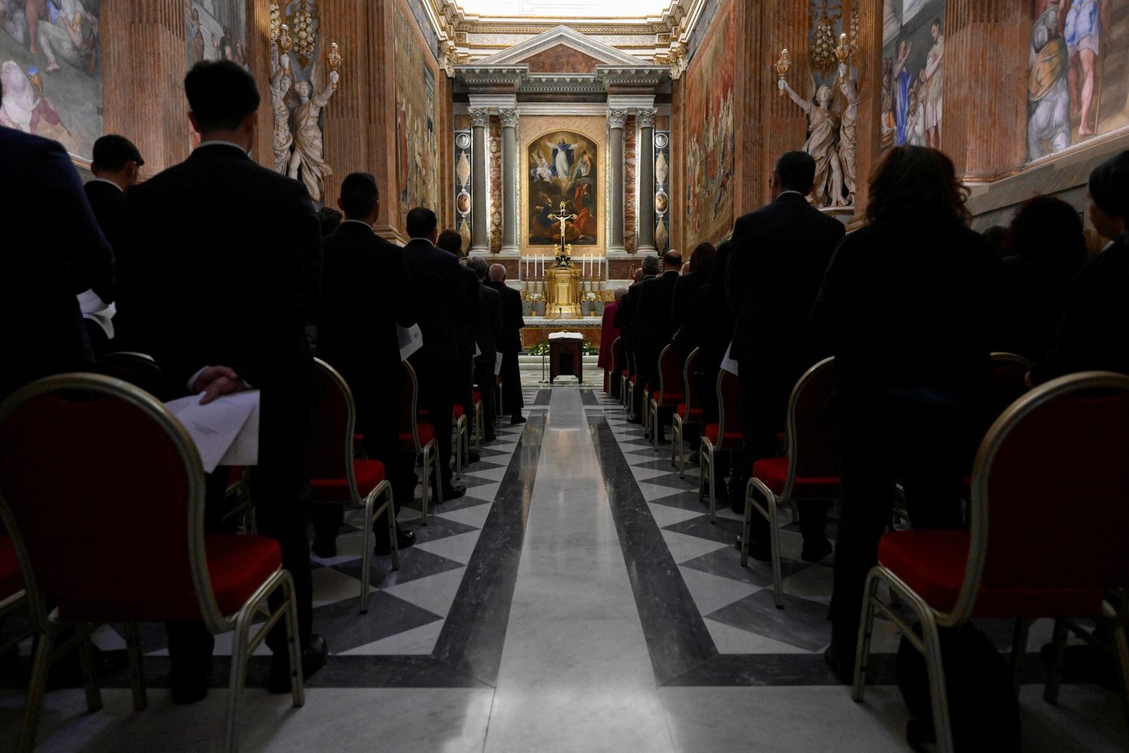 VÍDEO: com presença de mulheres, Vaticano divulga bastidores de juramento de funcionários antes do conclave