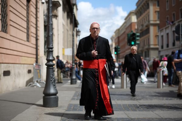 ‘Rezem por nós’: cardeais fazem última reunião antes do conclave