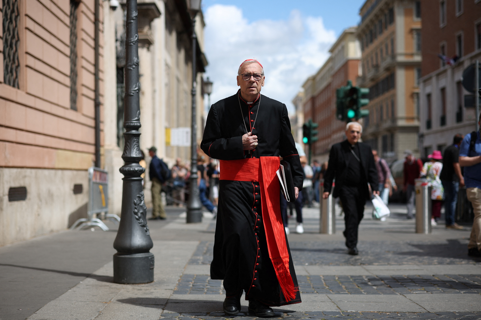 ‘Rezem por nós’: cardeais fazem última reunião antes do conclave