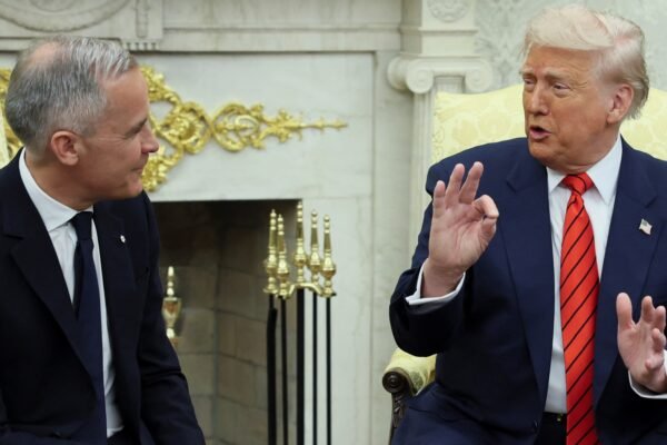 VÍDEO: Canadá ‘não está à venda’, diz primeiro-ministro do país a Trump; ‘nunca diga nunca’, responde presidente dos EUA
