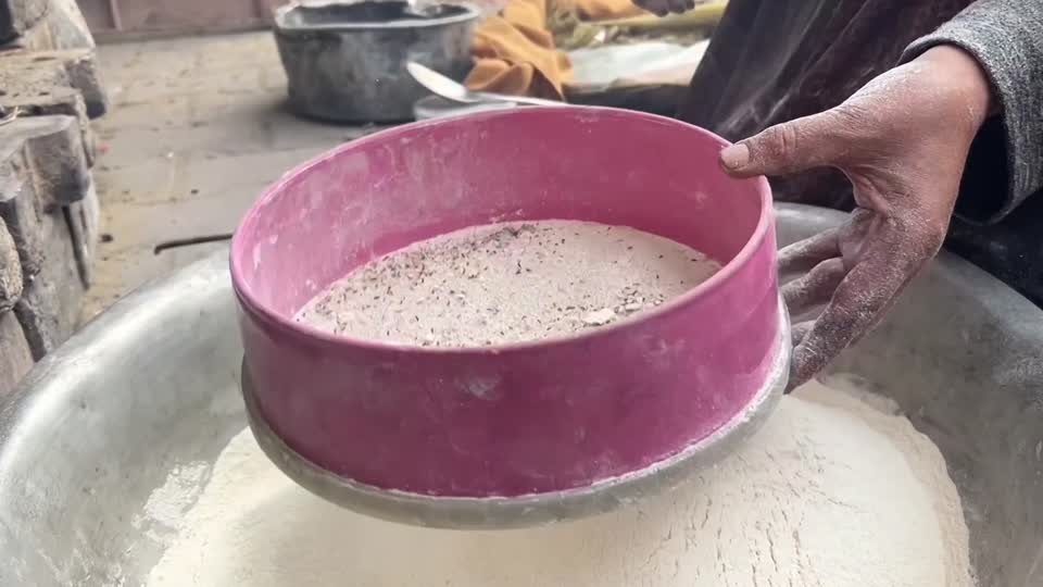 Moradores de Gaza usam macarrão e farinha estragada para combater a fome