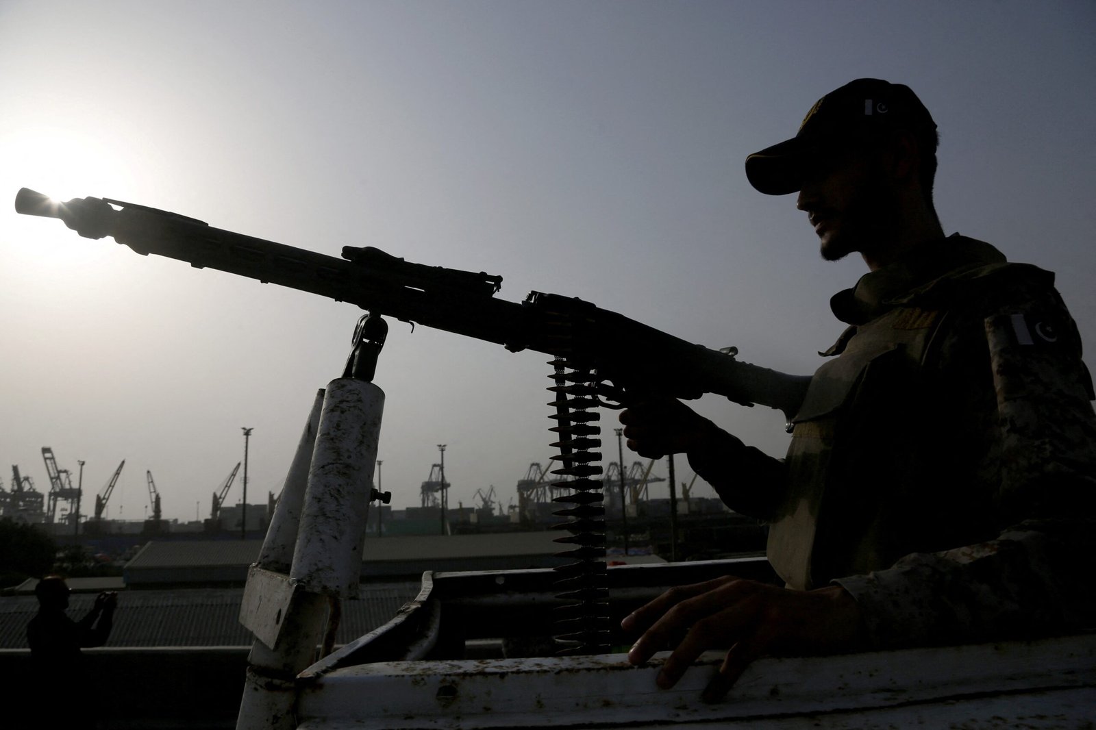 Paquistão diz que Índia lançou mísseis contra três de suas bases aéreas, e crescem temores de guerra entre potências nucleares