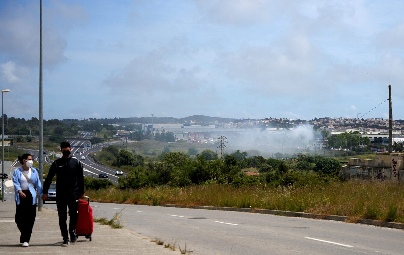 Nuvem tóxica deixa 160 mil pessoas confinadas por 7 horas na Espanha