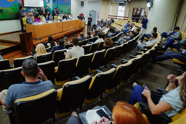 Projeto que proíbe apologia ao crime em shows públicos recebe aval da CCJ e avança na Câmara