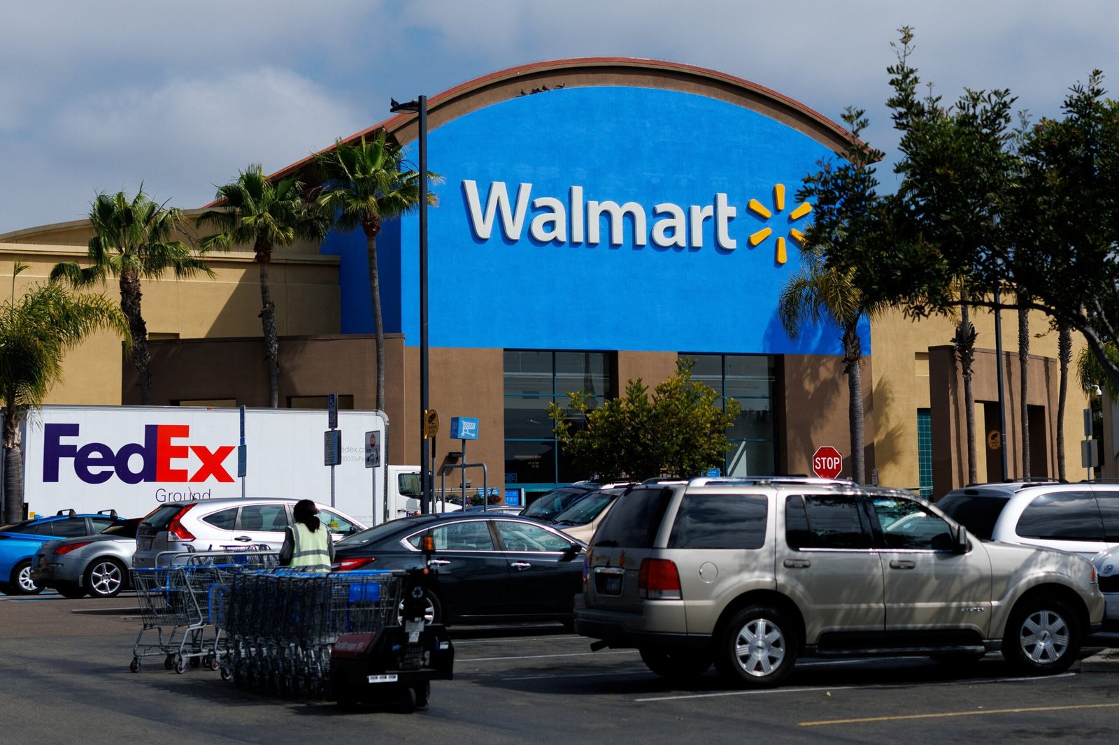 Trump diz ao Walmart para ‘engolir as tarifas’ em vez de aumentar preços
