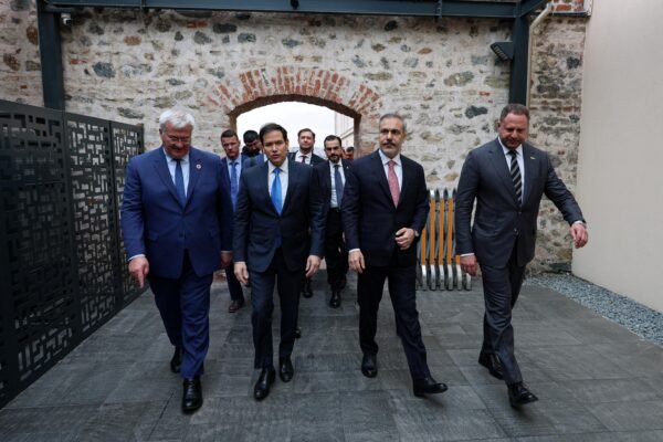 Trump diz que falará com Putin e Zelensky na segunda